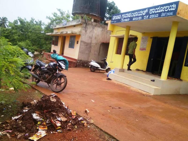 ತಲಪಾಡಿ ಗ್ರಾಪಂ ಕಚೇರಿ ಮುಂದೆ ಕಸ ಸುರಿದ ಗ್ರಾಮಸ್ಥ